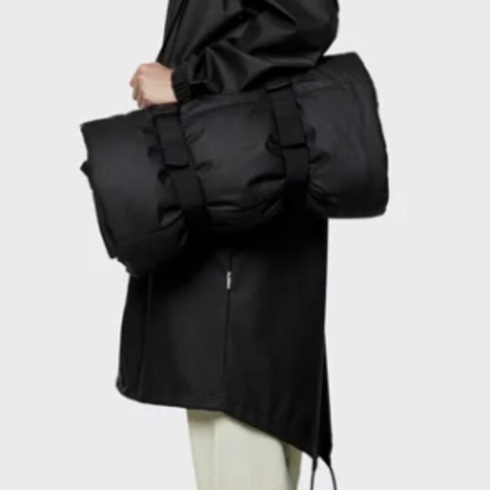 RAINS NWT Trail Blanket W1 Black 21150 Waterproof Straps